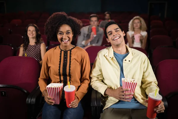 Casal assistindo filme no teatro — Fotografia de Stock