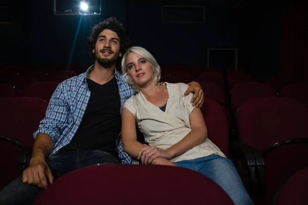 Ζευγάρι βλέποντας ταινία στο θέατρο — Φωτογραφία Αρχείου