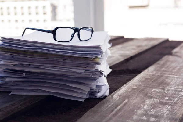 Óculos em documentos — Fotografia de Stock