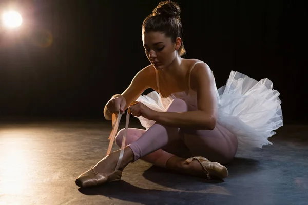 Ballerina bindet ihre Schuhe — Stockfoto