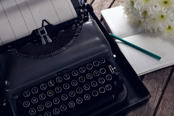 Máquina de escribir vintage, diario y flores —  Fotos de Stock