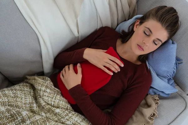 Frau mit Wärmflasche — Stockfoto