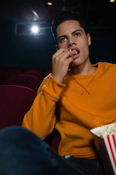 Muž s popcorn při sledování filmu — Stock fotografie
