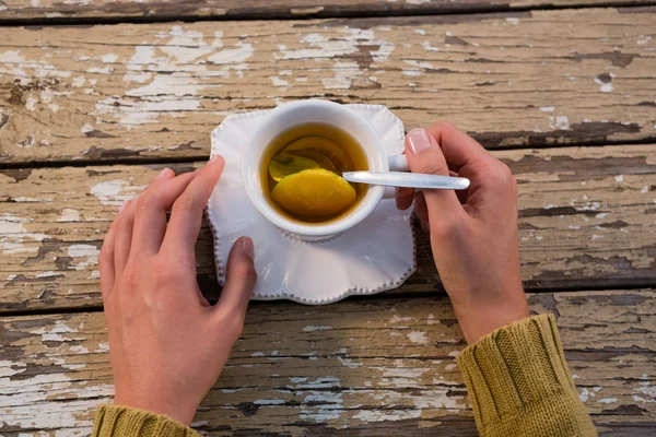 Las manos recortadas de la mujer con el té —  Fotos de Stock