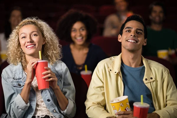 Casal assistindo filme no teatro — Fotografia de Stock
