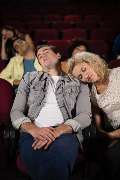 Casal dormindo no teatro — Fotografia de Stock