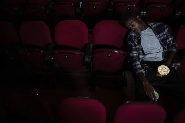 Hombre con palomitas de maíz durmiendo en el teatro — Foto de Stock