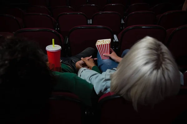 Paar met popcorn terwijl het letten van op film — Stockfoto