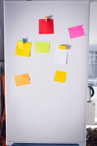 Κολλώδεις σημειώσεις στο ψυγείο — Φωτογραφία Αρχείου