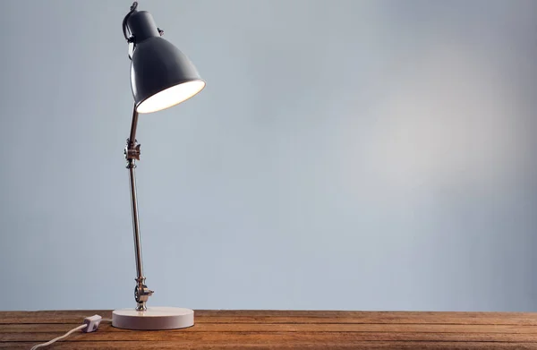 Lámpara de mesa sobre fondo blanco — Foto de Stock