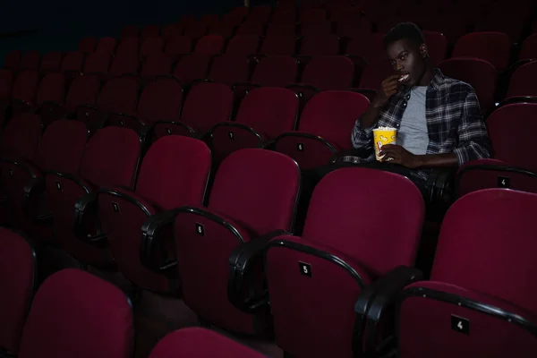 Hombre teniendo palomitas de maíz mientras ve la película —  Fotos de Stock