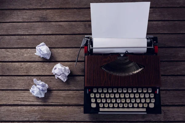 Máquina de escribir vintage y papel desmenuzado — Foto de Stock