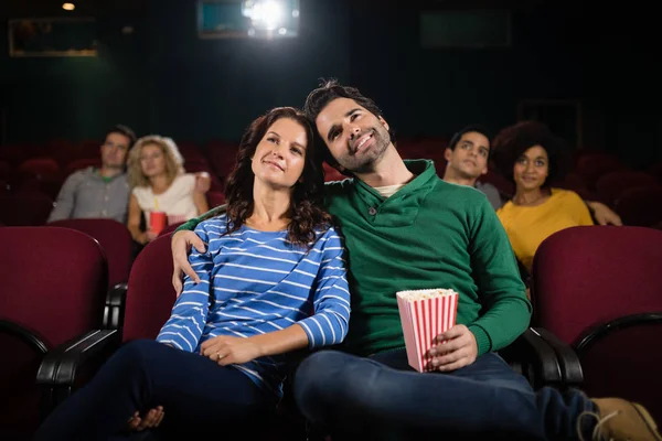 Paar schaut Film im Theater — Stockfoto