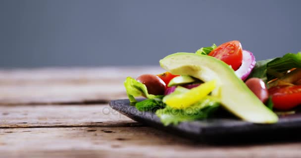 Snacks en salade op leisteen bord — Stockvideo