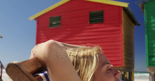 Casal relaxante na cadeira de praia na praia — Vídeo de Stock