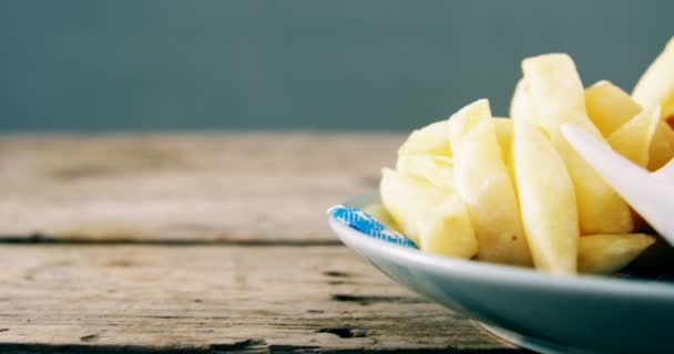 Zwiebelring und Pommes mit Ketchup in Teller angeordnet — Stockvideo