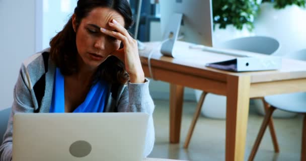 Ejecutivo femenino trabajando sobre portátil en la oficina — Vídeos de Stock