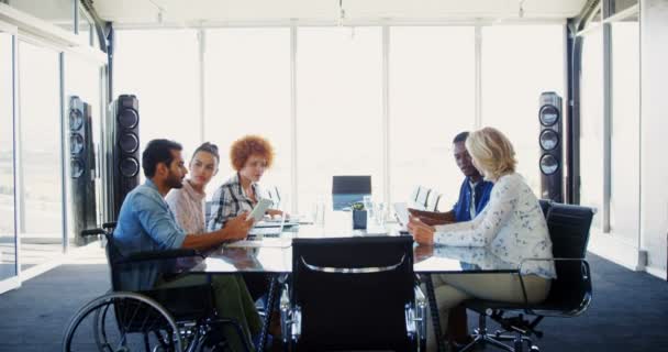 Ejecutivos discutiendo en la reunión en la oficina — Vídeos de Stock