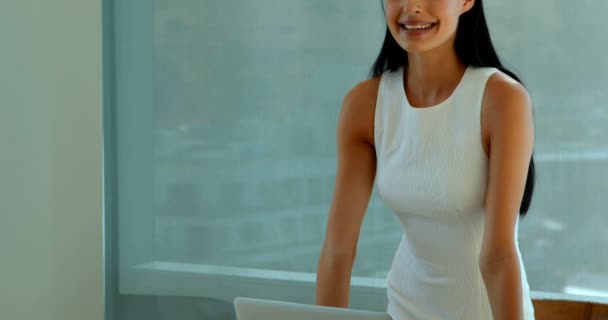 Självsäker kvinnliga verkställande i office — Stockvideo