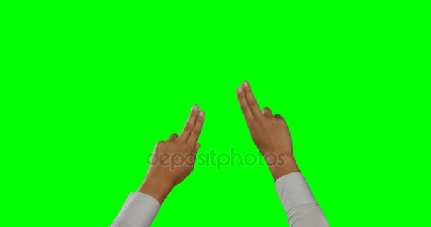 Mãos a gesticular na tela verde — Vídeo de Stock