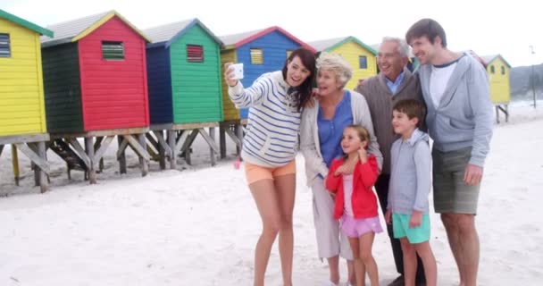 Οικογένεια λήψη selfie από κινητό στην παραλία — Αρχείο Βίντεο