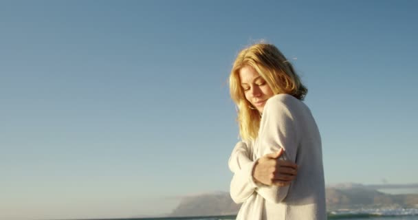 Jeune femme marchant sur la plage — Video