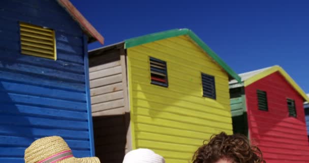 Família deitado juntos em cobertor na praia — Vídeo de Stock