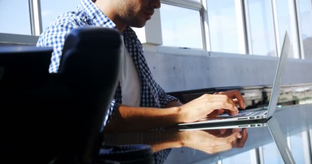 Attente uitvoerend met behulp van laptop — Stockvideo