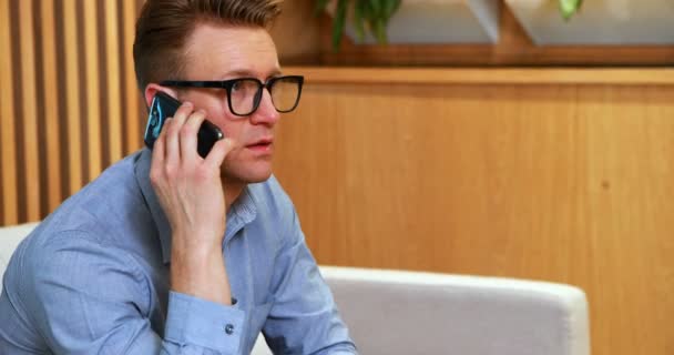 Erkek yönetici cep telefonu üzerinde konuşurken — Stok video