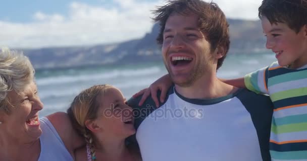 Multi generatie familie genieten van op strand — Stockvideo