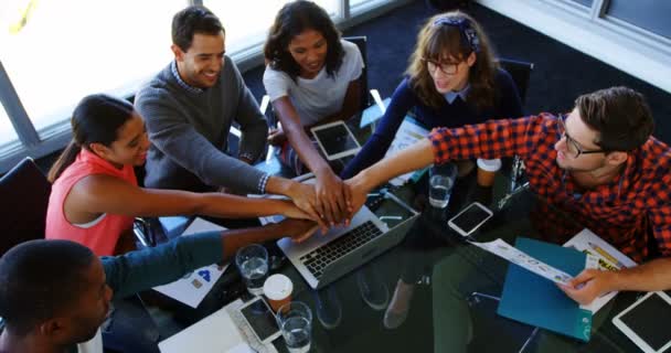 Equipo de gente de negocios formando pila de mano — Vídeo de stock