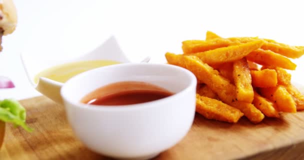 Snacks with ketchup on wooden board — Stock Video