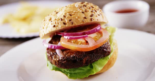 Hambúrguer no prato — Vídeo de Stock