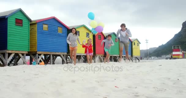 Щаслива сім'я біжить на пляжі — стокове відео