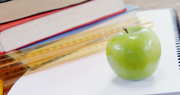 Manzana verde en libro — Vídeos de Stock