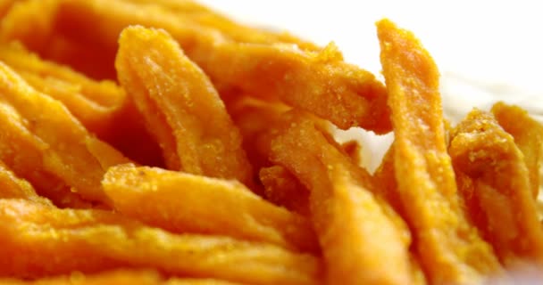 Papas fritas en la mesa — Vídeos de Stock