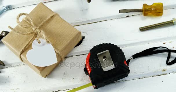 작업 도구와 나무 판자에 낚시 장비 선물 상자 — 비디오