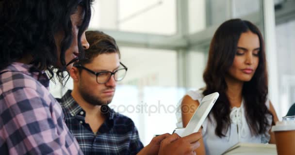 Vedení pomocí přenosného počítače a digitální tablet — Stock video