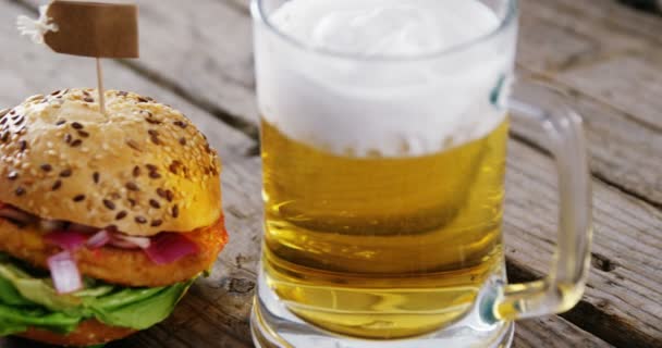 Birra e snack sul tavolo di legno — Video Stock