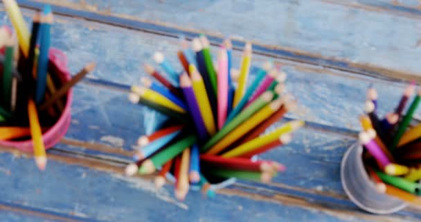 Crayons de couleur disposés dans le porte-crayon — Video