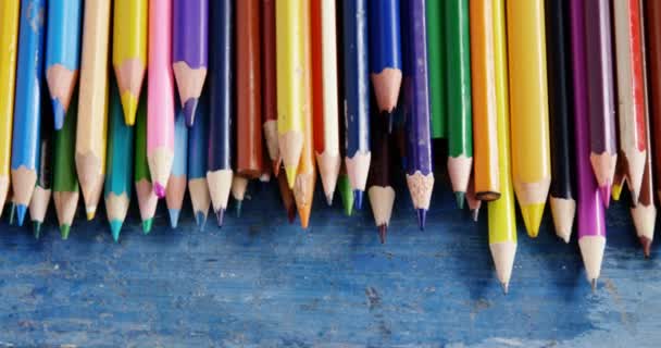Různé barevné tužky na dřevěný stůl — Stock video