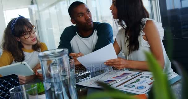 Ejecutivos discutiendo sobre el documento — Vídeos de Stock