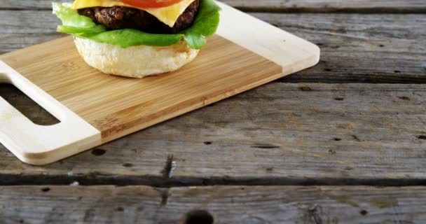 Hamburger sul tagliere — Video Stock