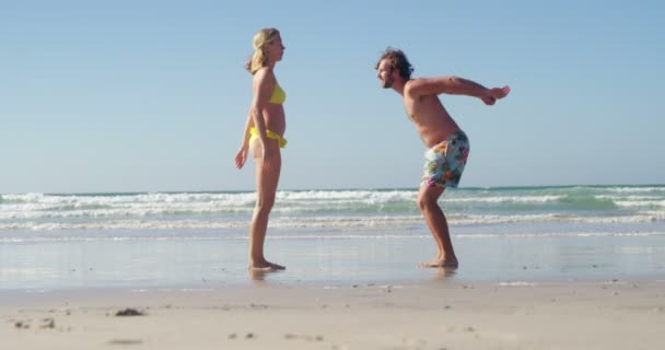 Paar amüsiert sich gemeinsam am Strand — Stockvideo