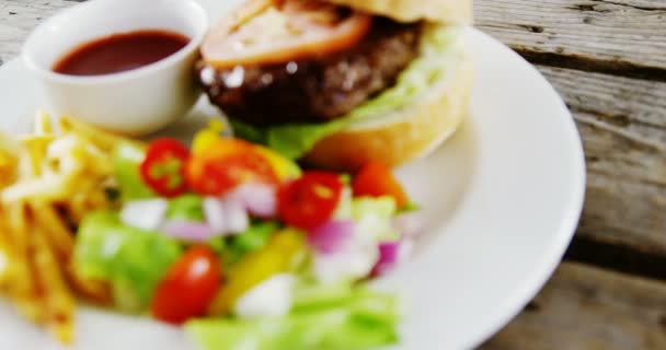 Občerstvení a salát s kečupem na desce — Stock video