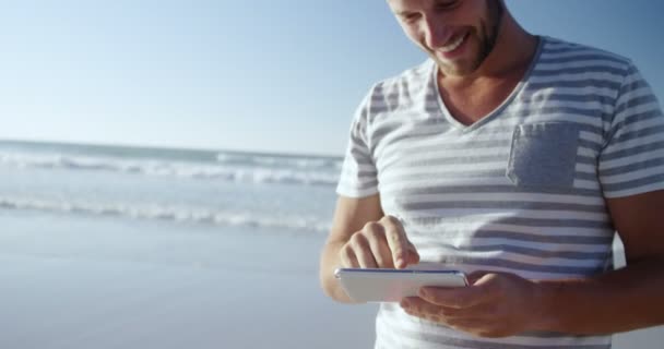 Człowiek za pomocą telefonu komórkowego na plaży — Wideo stockowe