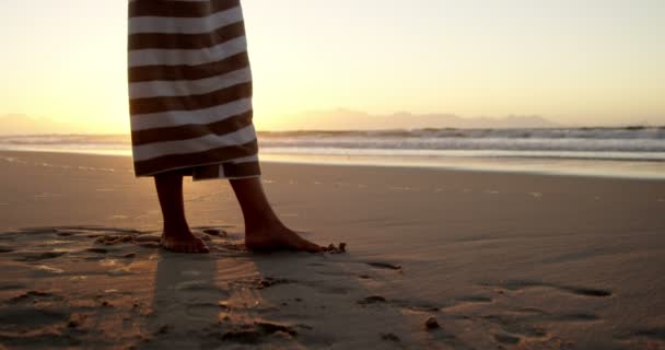 Mulher bonita desfrutando na praia — Vídeo de Stock