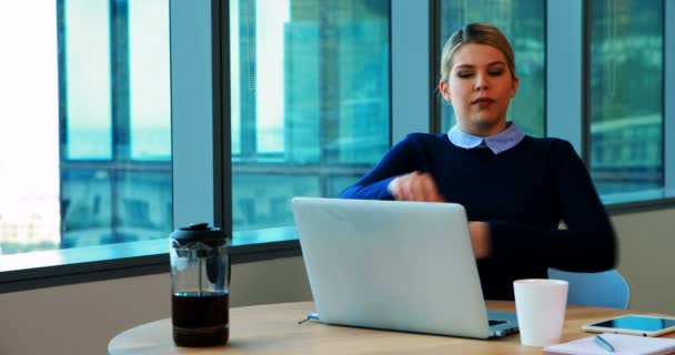 Ejecutiva femenina estirando las manos mientras trabaja en la oficina — Vídeo de stock