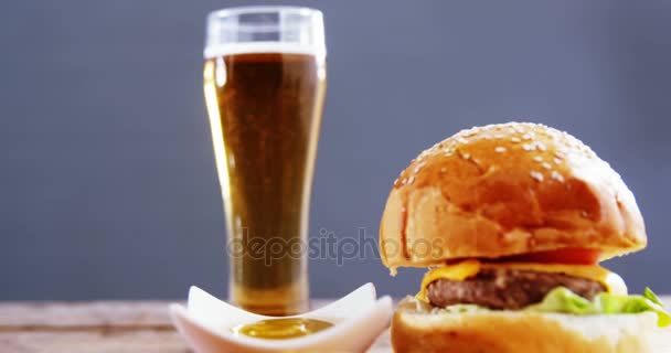 Cerveja e lanches na mesa de madeira — Vídeo de Stock