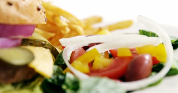 Snacks y ensalada sobre fondo blanco — Vídeo de stock